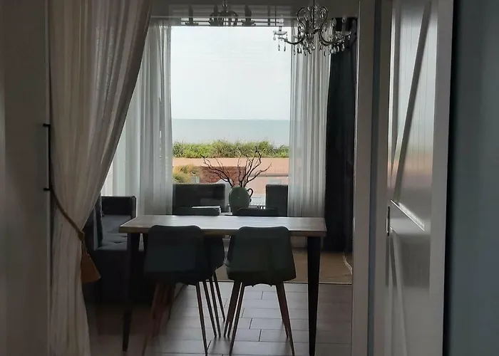 Benny\'S Beach House 1